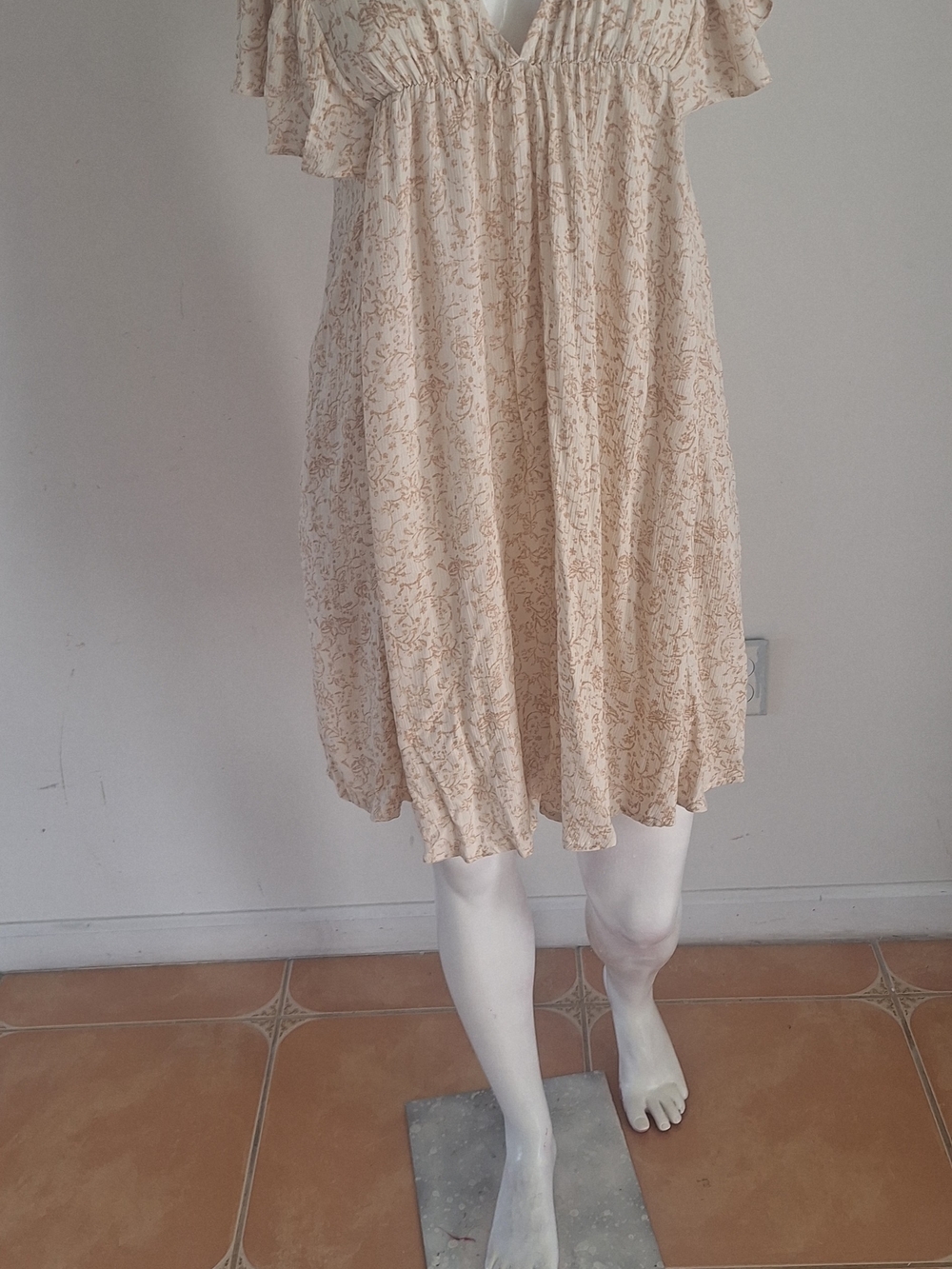 Fourteen & 9 Flutter  Sleeve Mini Dress in Cream Floral 100% Rayon Sz S NWT